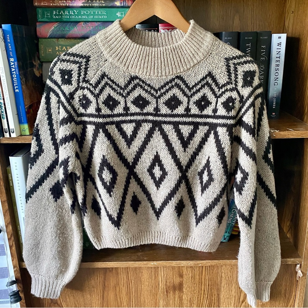 Geometric Pattern Crop Sweater
